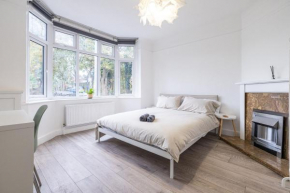 Astrid Room - Kingsize minimalist room in Luton